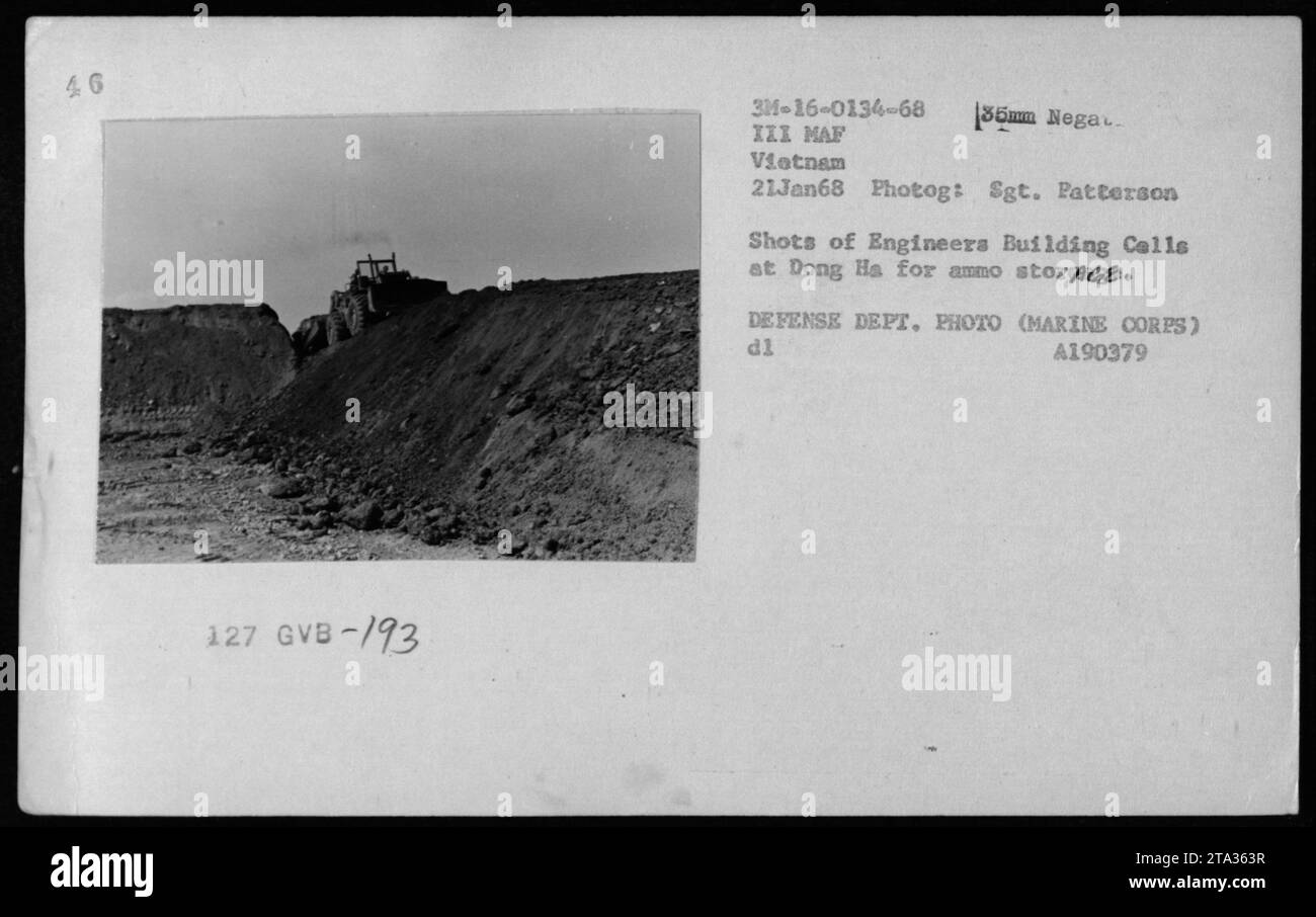 Ingenieure bauen am 21. Januar 1968 Rampen für die Munitionslagerung in Dong Ha, Vietnam. Foto von Sgt Patterson, Dokumentation der amerikanischen militärischen Bau- und Logistikaktivitäten, Verteidigungsministerium, Marine Corps. Stockfoto