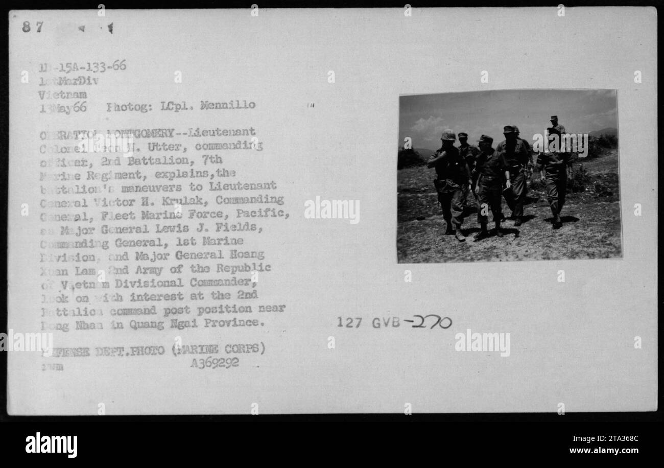 Oberstleutnant Leon N. utter, Befehlshaber des 2. Bataillons, 7. Marineregiment, erklärt die Manöver des Bataillons Lieutenant General Victor H. Krulak, Befehlshaber der Flotte Marine Force, Pazifik, Major General Lewis J. Fields, Befehlshaber der 1. Marinedivision, und Major General Hoang Xuan Lam, 2. Armee des vietnamesischen Divisionskommandeurs. Dies fand am 2. Bataillon in der Nähe von Kong Nhan in der Provinz Quang Ngai während der Operation Ontgomery im Mai 1966 statt. Stockfoto