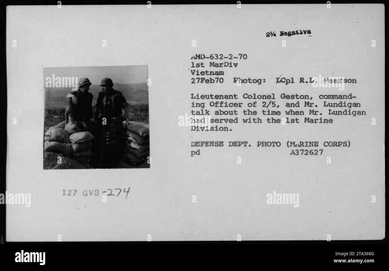 Oberstleutnant Geston, befehlshabender Offizier von 2/5, und Mr. Lundigan, besprechen Mr. Lundigans bisherige Dienste mit der 1. Marine-Division. Das Foto zeigt einen Offizier und einen Offizier während des Vietnamkrieges am 27. Februar 1970. Dieses Bild zeigt einen historischen Moment, der von LCpl R.L. Pearson aufgenommen wurde. Stockfoto