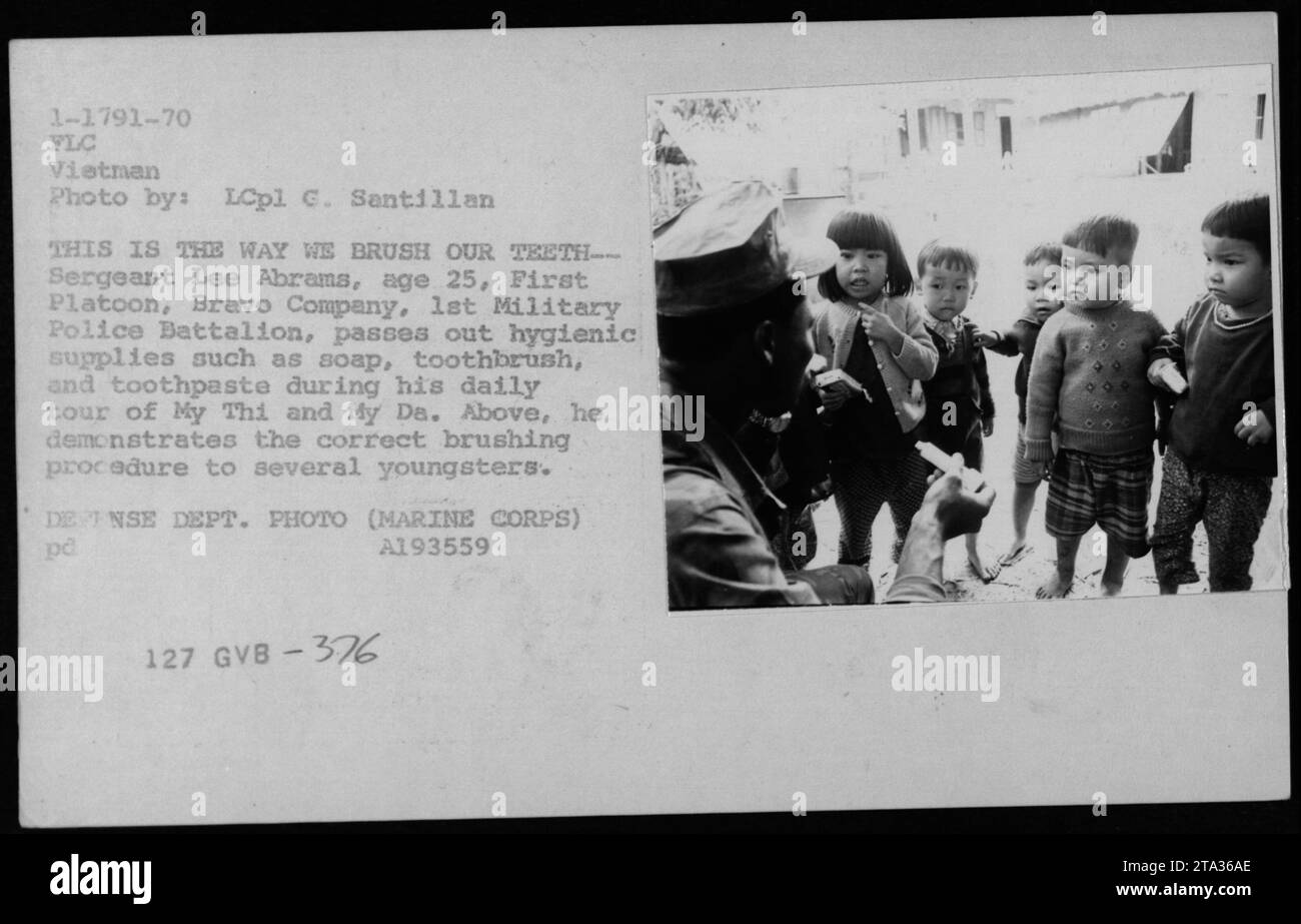 Sergeant Lee Abrams, 25 Jahre alt, der Bravo Kompanie, des 1. Militärpolizeibataillons, verteilt Hygieneartikel an vietnamesische Zivilisten in My Thi und My da, 1970. Er zeigt hier, wie er kleinen Kindern die richtige Putztechnik demonstriert und ihnen Seife, Zahnbürsten und Zahnpasta zur Verfügung stellt. Stockfoto