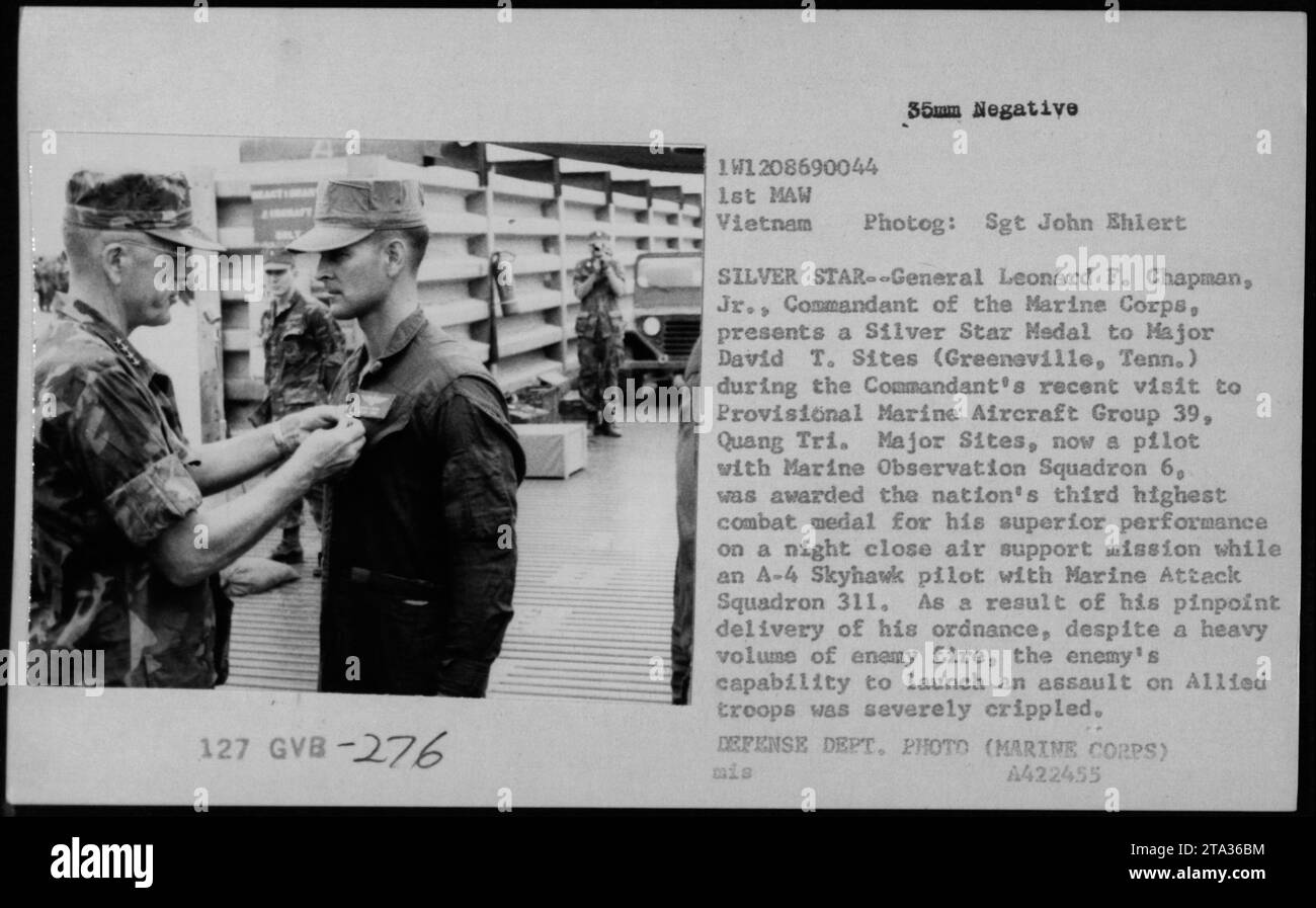 General Leonard F Chapman überreicht die Silberne Stern-Medaille bei einem Besuch der Provisorischen Marine Aircraft Group 39, Quang Tri. Major Sites, jetzt Pilot der Marine Observation Squadron 6, erhielt die Medaille für seine überragende Leistung bei einer nächtlichen Luftunterstützungsmission in Vietnam. Stockfoto