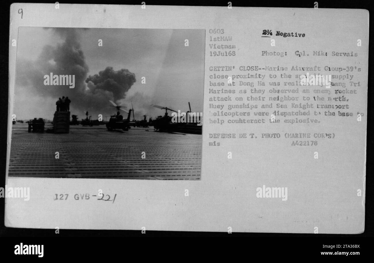UH-1 Hubschrauber der Marine Aircraft Group-39 wurden am 19. Juli 1968 nach Dong Ha in Vietnam geschickt, nachdem ein feindlicher Raketenangriff stattgefunden hatte. Die Hubschrauber unterstützten die Marines bei der Verteidigung gegen Sprengstoffe. Foto von CPL Miks Servais. Stockfoto