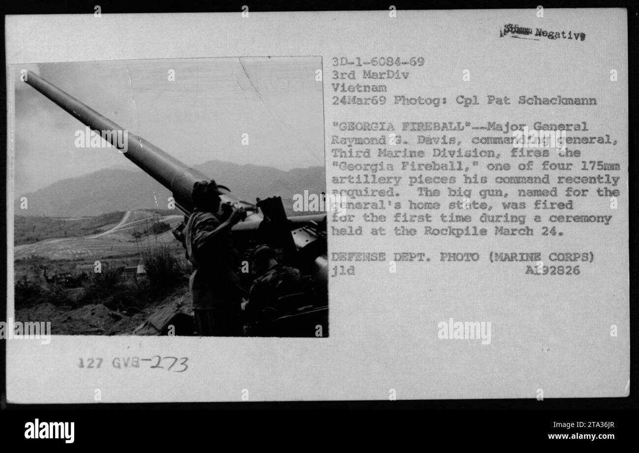 Generalmajor Raymond G. Davis, Kommandeur der Dritten Marine Division während des Vietnamkriegs, feuerte erstmals während einer Zeremonie am 24. März 1969 den Georgia Fireball, ein 175-mm-Artillerieelement, ab. Die Waffe wurde kürzlich von seinem Kommando erworben und nach dem Heimatstaat des Generals benannt. Dieses Foto wurde von CPL Pat Schackmann aufgenommen. Stockfoto