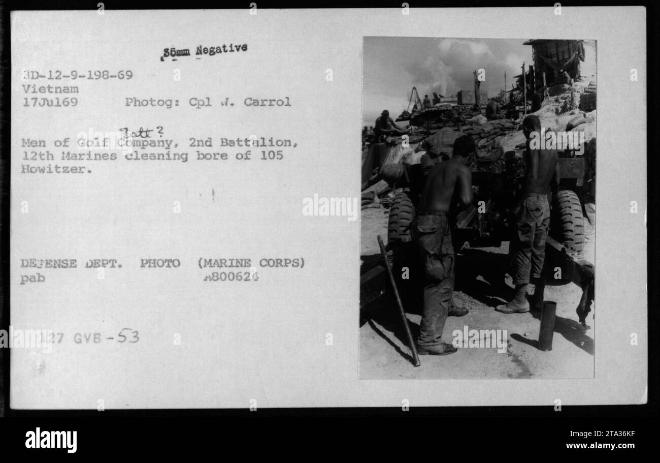 Soldaten der Golf Company, 2. Bataillon, 12. Marines, in Vietnam, werden am 17. Juli 1969 gesehen, wie sie die Bohrung einer 105-mm-Haubitze reinigen. Das Foto von CPL. Carrol Batt zeigt die Wartungsarbeiten, die die Männer der Golf Company während des Krieges durchgeführt haben." Stockfoto
