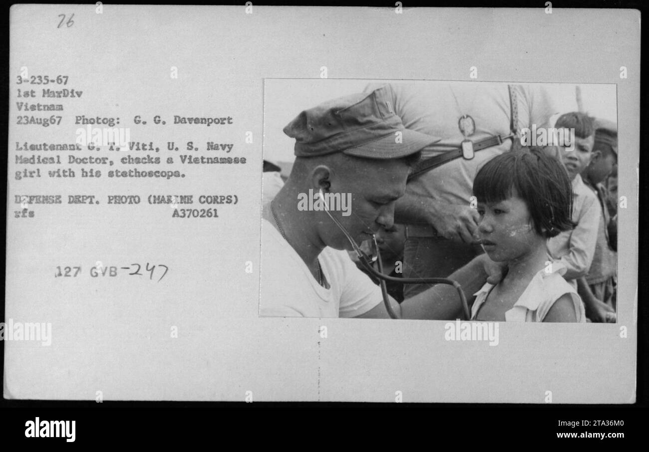 Leutnant G. T. Viti, US Navy Medical Doctor, untersucht ein vietnamesisches Mädchen während des Vietnamkriegs am 23. August 1967. Auf dem Bild ist er mit seinem Stethoskop zu sehen, um den Zustand des Mädchens zu überprüfen. Dieses Foto wurde von G. G. Davenport aufgenommen und vom Verteidigungsministerium veröffentlicht. Stockfoto