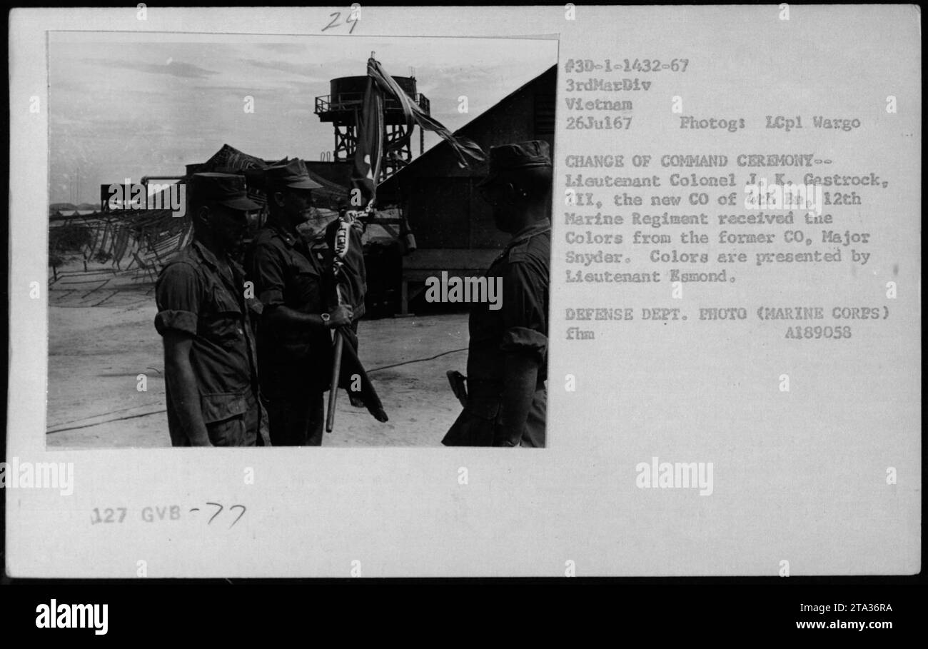 Lieutenant Colonel J. K. Gastrock, III., erhält die Colors von Major Snyder während einer Zeremonie zum Kommandowechsel in Vietnam am 26. Juli 1967. Die Zeremonie fand im 4. BN, 12. Marine-Regiment statt und wurde von Leutnant Esmond bezeugt. Dieses Foto wurde von LCpl Wargo aufgenommen und ist ein offizielles Foto des Verteidigungsministeriums. Stockfoto