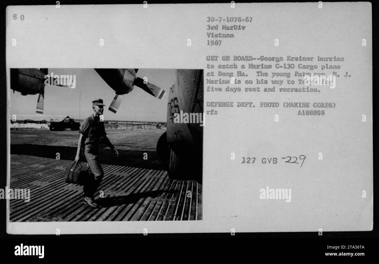Marine George Kreinar fährt 1967 in Dong Ba an Bord eines C-130-Frachtflugzeugs, um während des Vietnamkrieges fünf Tage lang in Tokio zu entspannen. Stockfoto