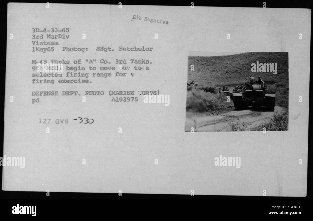 Dieses Foto, aufgenommen am 1. Mai 1965, fängt Panzer von 'A' Co. 3rd Tanks, 9th MEB, ein, als sie zu einer Schießübung in Vietnam ausziehen. Die Panzer gehören der 3. Marine Division. Das Foto wurde von SSgt aufgenommen. Batchelor und ist ein negatives 3D-4-33-65. Dieses Bild ist Teil der Sammlung des US-Verteidigungsministeriums (Marine Corps). Stockfoto