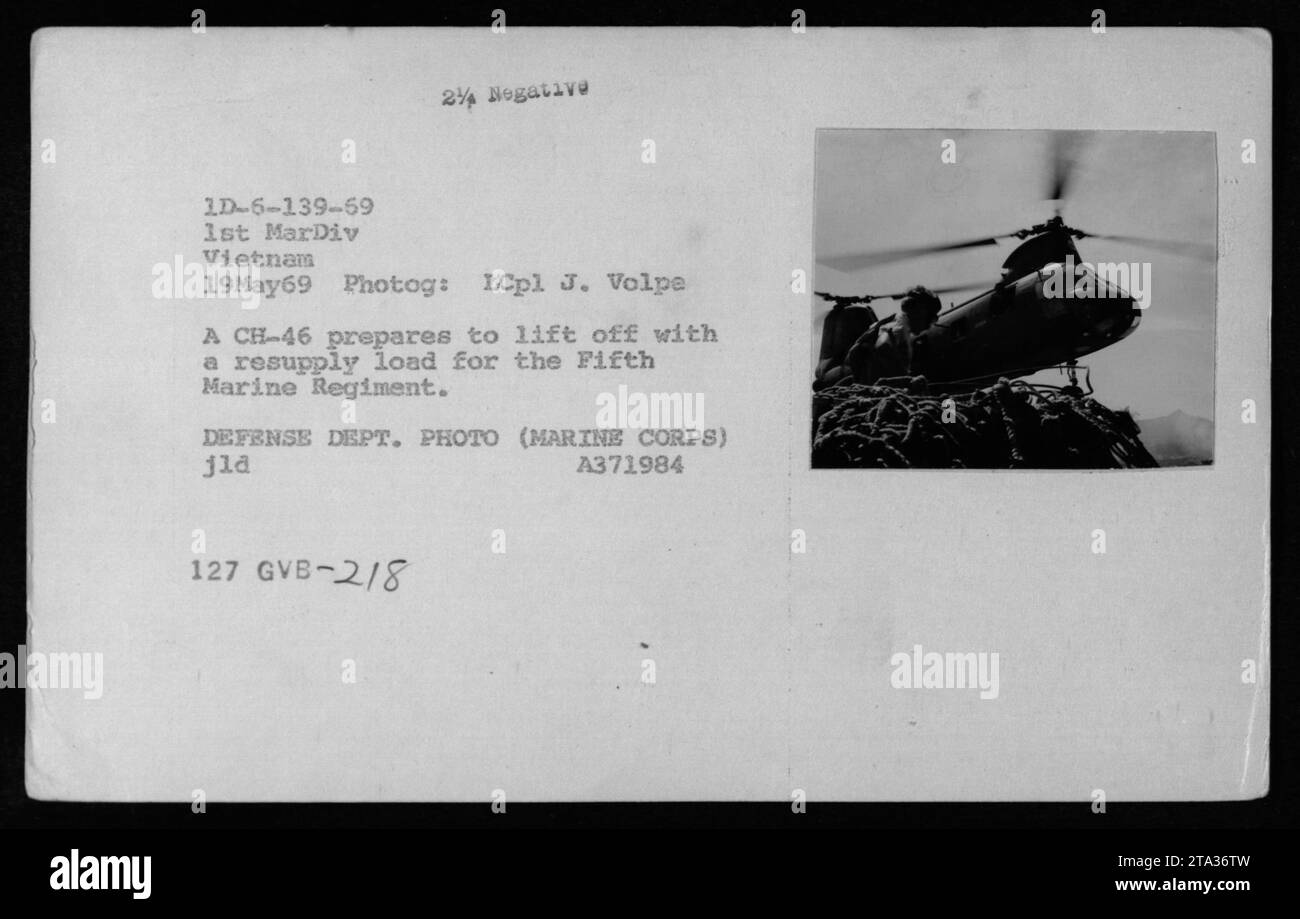 Ein CH-46 Hubschrauber bereitet sich auf den Start vor, mit einer Nachschub-Ladung für das 5. Marine-Regiment in Vietnam. Das Foto, aufgenommen am 19. Mai 1969 von LCpl J. Volpe, zeigt die militärischen Aktivitäten der 1. MarDiv. Das Bild zeigt Hubschrauber, die während des Vietnamkriegs für logistische Unterstützung eingesetzt wurden. Stockfoto