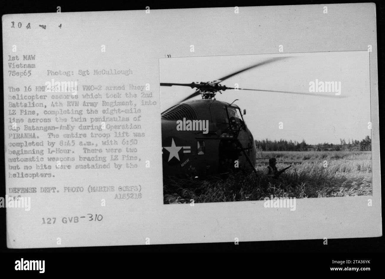 ARVN-Truppen werden während der Operation PIRANHA von bewaffneten Huey-Hubschraubern begleitet. Die Helikopter transportierten das 2. Bataillon des 4. RVN-Armeeregiments nach LZ Pine und beendeten eine 8-Meilen-Linie über die Halbinsel Cap Batangan-Anky. Der Truppenlift wurde um 8:45 Uhr vollendet, ohne dass die Hubschrauber trotz zweier automatischer Waffen in der LZ getroffen wurden. [Foto: SGT McCullough, 7. September 1965] Stockfoto