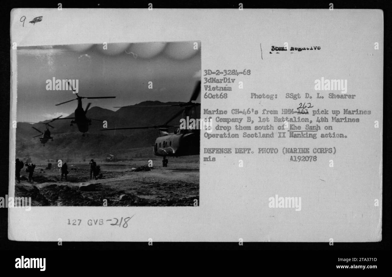 Titel: Helikopters CH-46 in Operation Scotland II Nanking - 6. Oktober 1968 Bildunterschrift: ein Foto von SSgt D. L. Shearer fängt den Moment ein, als 262 Hubschrauber der Marine CH-46 von H-161 Company B, 4th Marines, die südlich von Khe Sanh im Rahmen der Operation Scotland II Nanking eingesetzt werden sollen. Dieses Bild ist Teil des Archivs des Verteidigungsministeriums (Marine Corps) Nummer A192078. Stockfoto