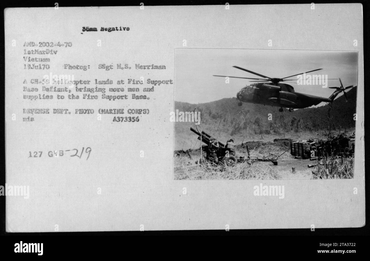 Ein CH-53 Hubschrauber der 1. Marine Division landet am 19. Juli 1970 auf der Fire Support Base Defiant in Vietnam. Der Hubschrauber bringt zusätzliches Personal und Vorräte zur Basis. Dieses Foto wurde von SSgt H.S. Nerriman aufgenommen und ist ein Foto des Verteidigungsministeriums (Marine Corps). Stockfoto