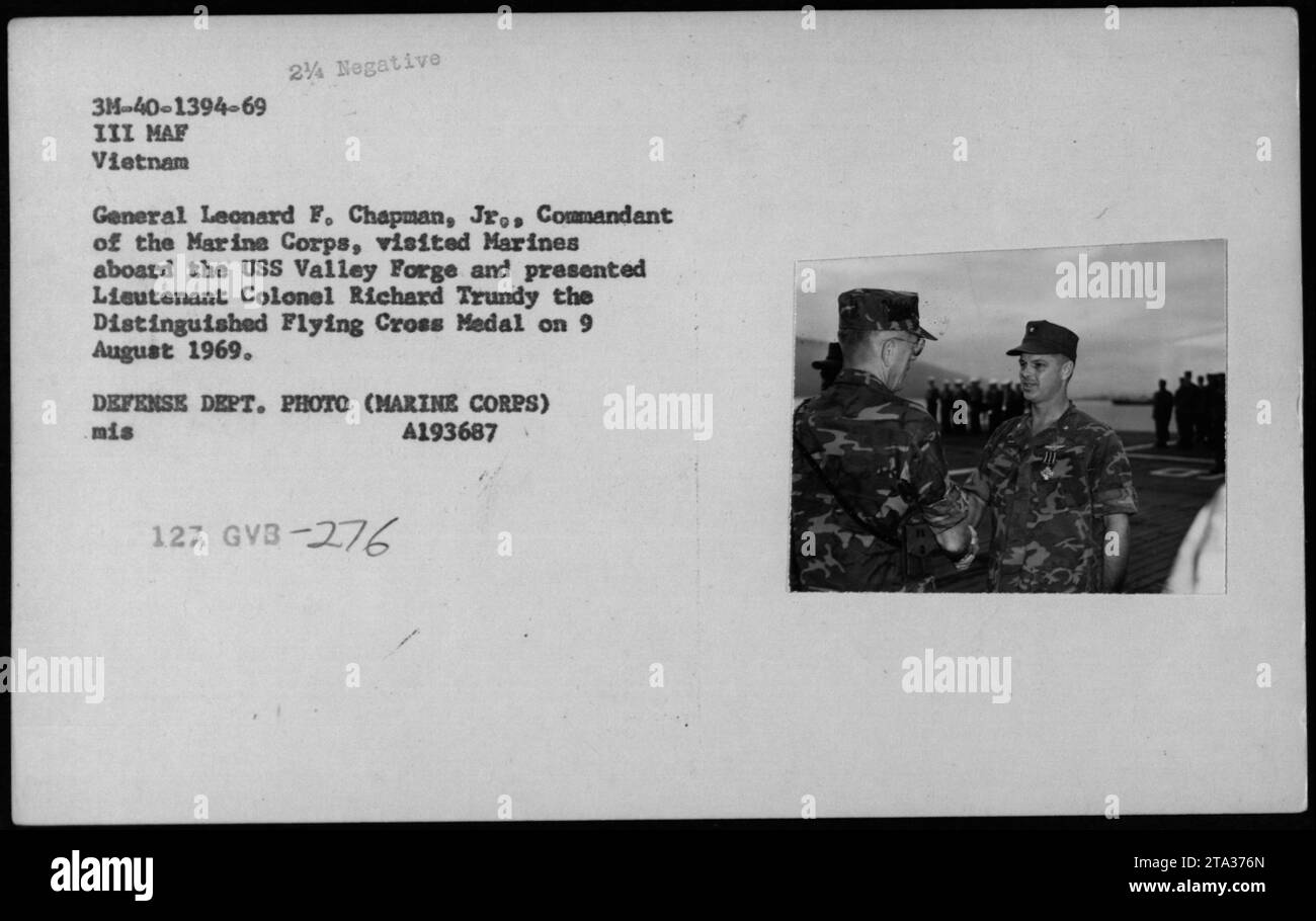 Gen Leonard F Chapman überreicht Oberst Richard Trundy am 9. August 1969 die Distinguished Flying Cross Medal an Bord der USS Valley Forge in Vietnam. Chapman war damals Kommandant des Marine Corps. Foto vom Verteidigungsministerium (Marine Corps). Bildkennung: 3M-40-1394-69 III MAF Vietnam 2 % negativ. Stockfoto
