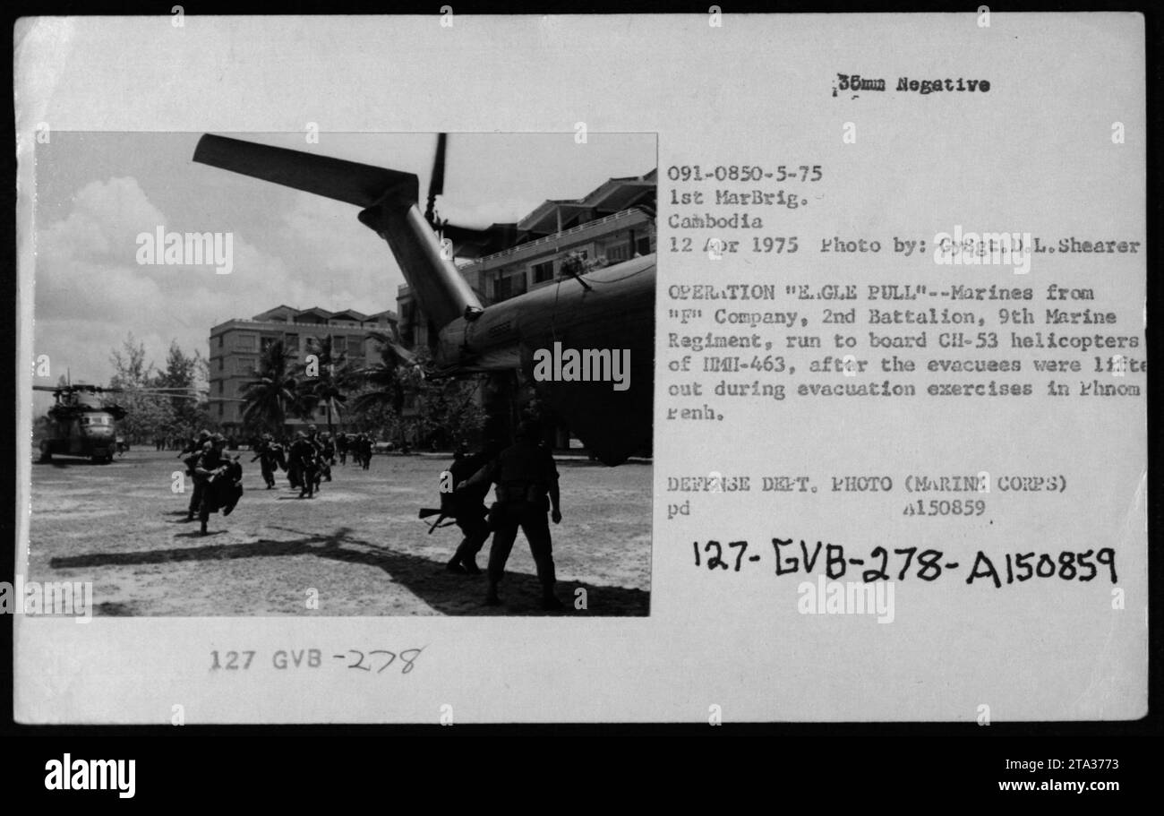 Am 12. April 1975 liefen Marines der F Company, 2. Bataillon, 9. Marine-Regiment, an Bord der CH-53 Hubschrauber der HMH-463 während der Operation Eagle Pull Evakuierungsübungen in Phnom Penh und Saigon. Stockfoto