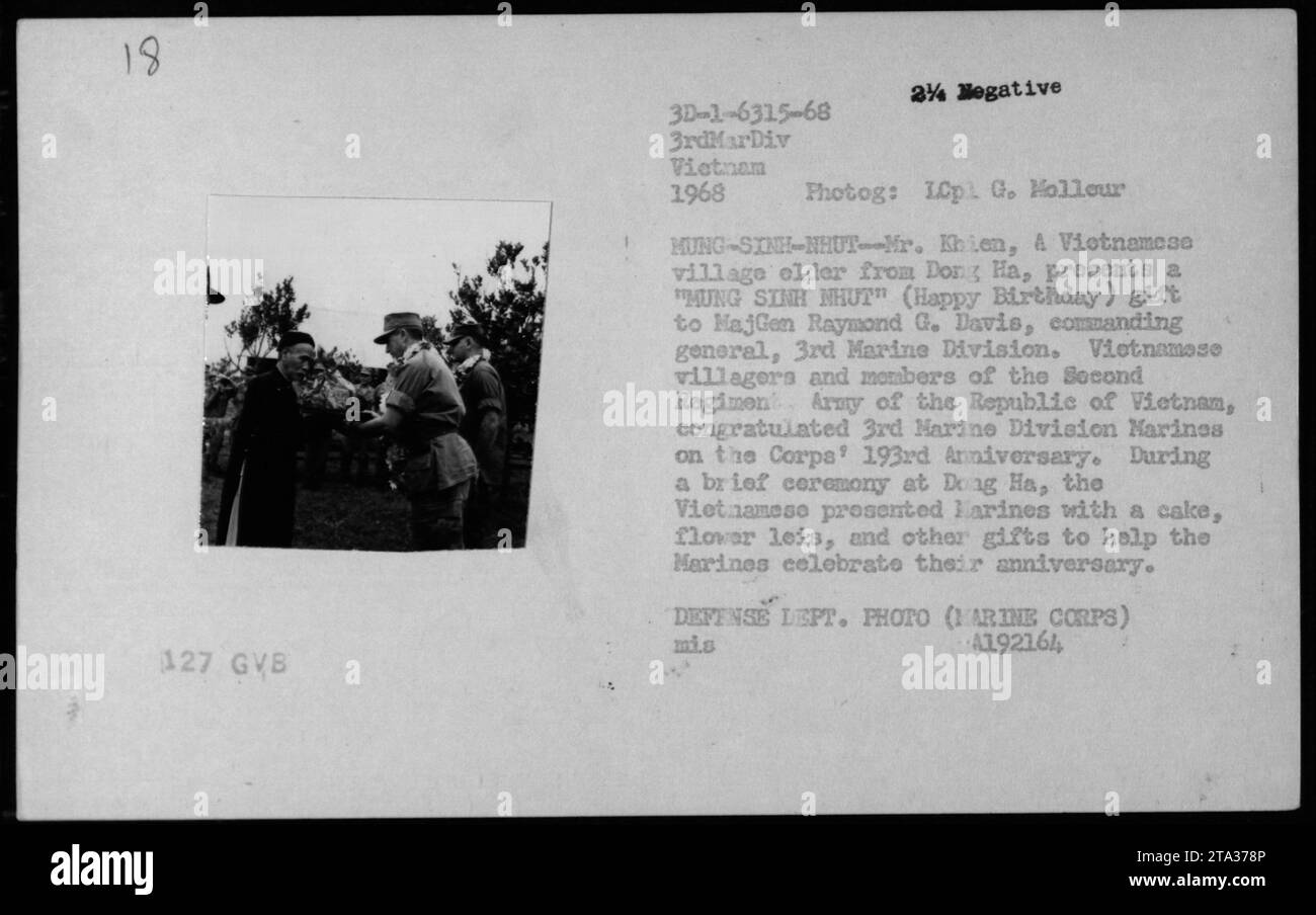 Der vietnamesische Dorfälteste Mr. Khien überreicht ein "Happy Birthday"-Geschenk an Generalmajor Raymond G. Davis, kommandierenden General der 3. Marine-Division. Die Zeremonie fand 1968 in Dong Ha statt, um den 193. Jahrestag des Marine Corps zu feiern. Die Dorfbewohner schenkten Marines einen Kuchen, Blumenkleis und andere Geschenke. Das Foto wurde von LCpl G. Hollour aufgenommen. Stockfoto