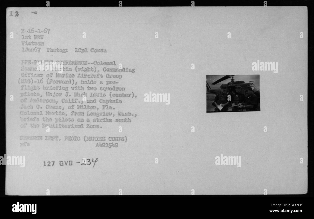 Am 1. Januar 1967 hält Colonel Sommel F. Martin, Kommandeur der Marine Aircraft Group-16 (Forward), ein Briefing vor dem Flug mit Major J. Mack Levis und Captain Jack C. Owens über einen Angriff südlich der Demilitarisierten Zone in Vietnam ab. Stockfoto