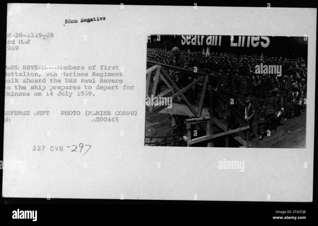 Das 1. Bataillon des 9. Marines Regiment untersteht die USS Paul Revere für die Umverteilung nach Okinawa am 14. Juli 1959 während amerikanischer Militäroperationen. Stockfoto
