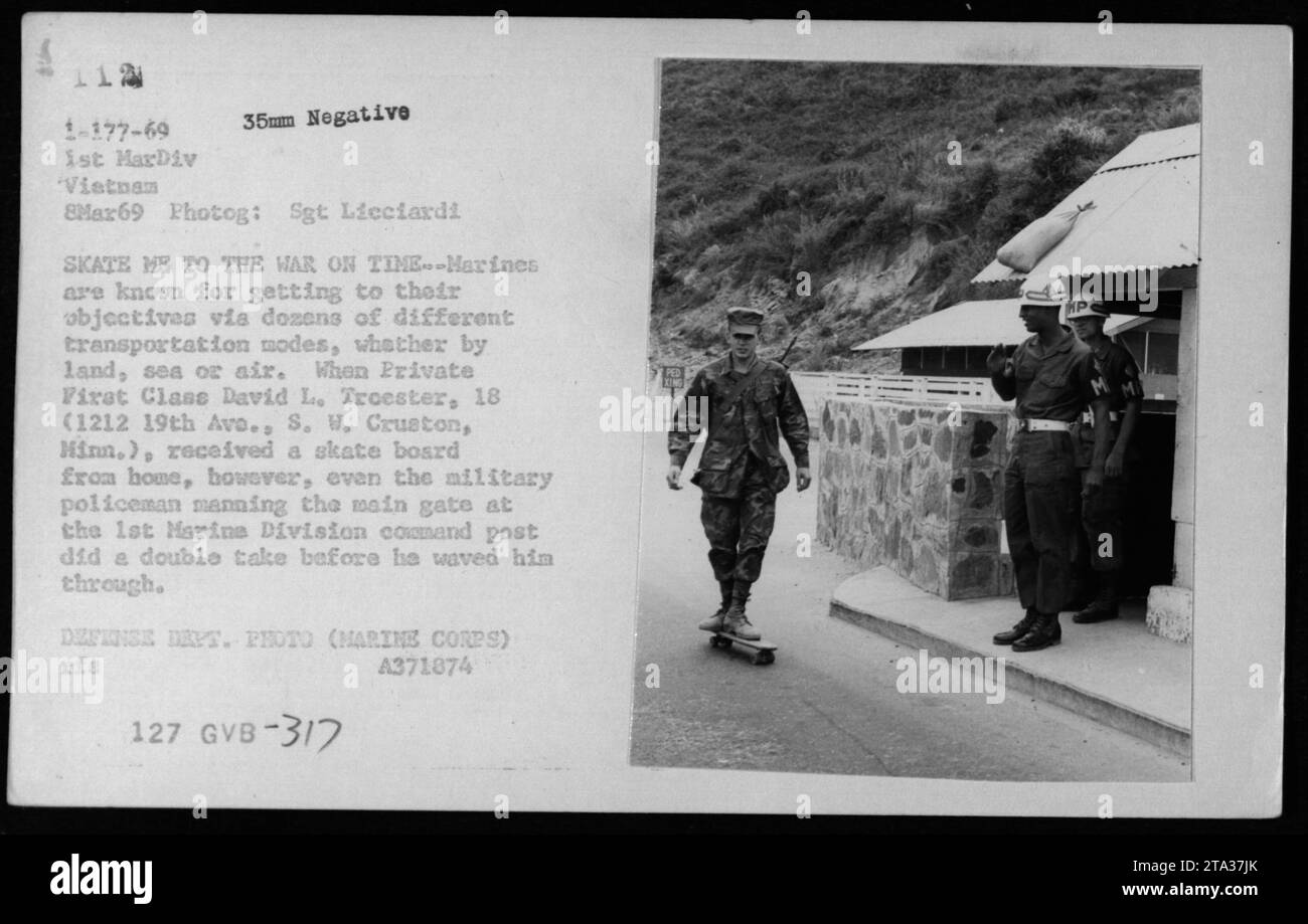 Ein Foto des Verteidigungsministeriums vom 8. März 1969 zeigt den privaten First Class David L. Troester von der 1. Marine-Division, der auf einem Skateboard an einem Kommandoposten in Vietnam fährt, während ein Militärpolizist beobachtet. Stockfoto