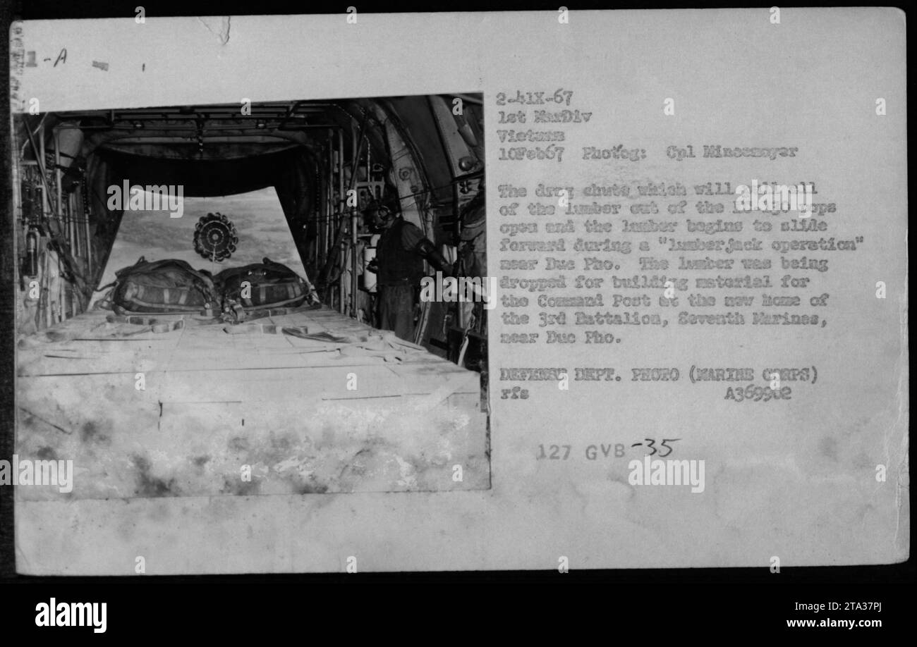 Luftlieferung von Vorräten und Truppen während des Vietnamkrieges. Am 10. Februar 1967 führte das 3. Bataillon 1-A-2-41X-67 der Marine Division eine Operation in der Nähe von Due Pho durch. Das Foto zeigt eine Schlepprutsche, die Holz aus einem IC-130 zieht, als Teil eines „Holzhebers“-Vorgangs. Das Bauholz war für den Bau des Kommandopafens an der neuen Basis des 3. Bataillons, der Seventh Marines in der Nähe von Duc Pho, vorgesehen. Das Bild stammt aus dem Fotoarchiv des Verteidigungsministeriums (Marines Corps), Referenznummer A369902. Stockfoto