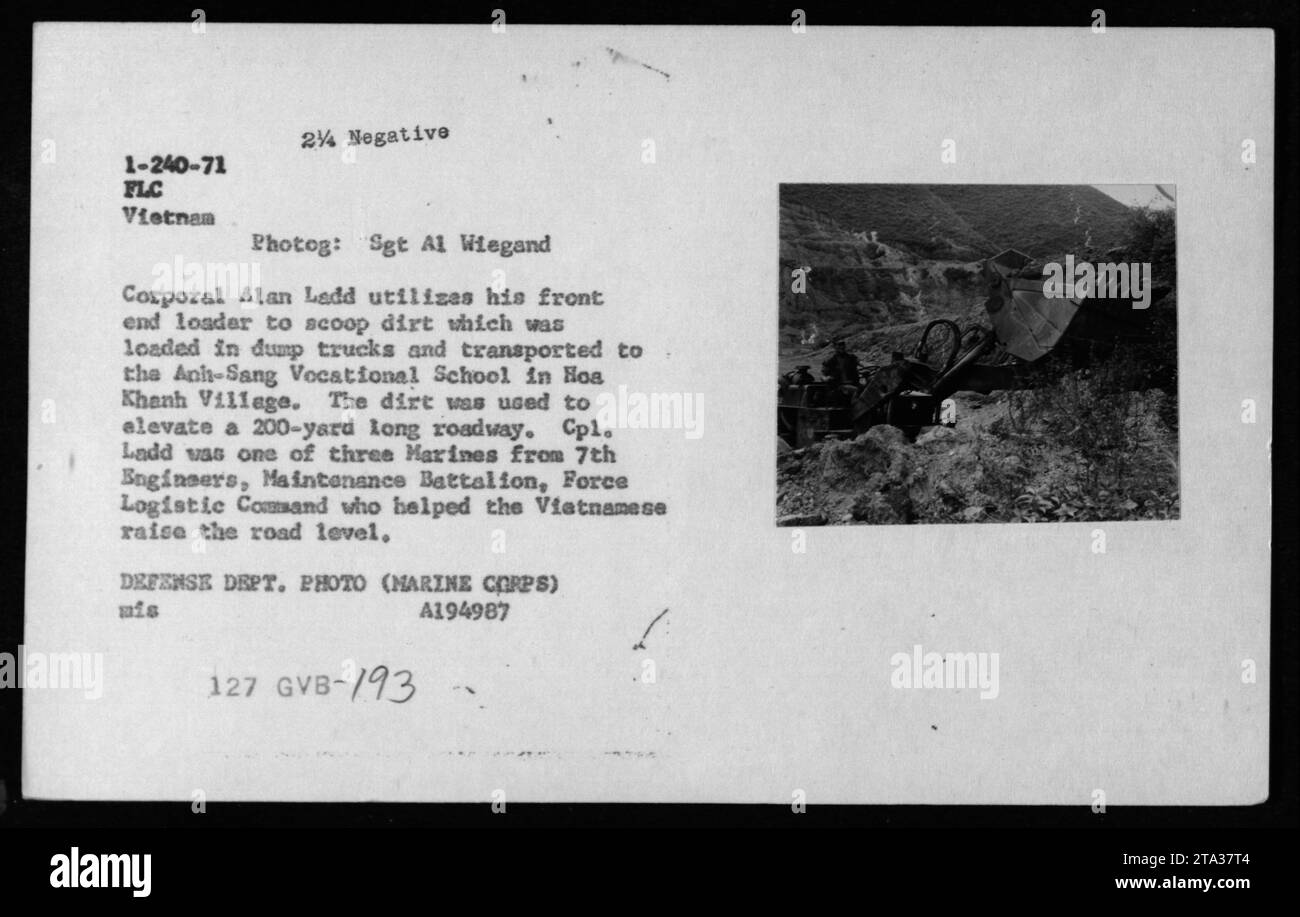 Korporal Alan Ladd Betrieb einen Frontlader, um Schmutz in Müllwagen zu transportieren, um eine 200-Meter-Straße an der Anh-Sang Berufsschule in Hoa Khanh Village, Vietnam, von Marines der 7. Ingenieure, Wartungsbataillon, Force Logistic Command, zu heben. Das Foto dokumentiert militärische Operationen während des Vietnamkriegs. Stockfoto