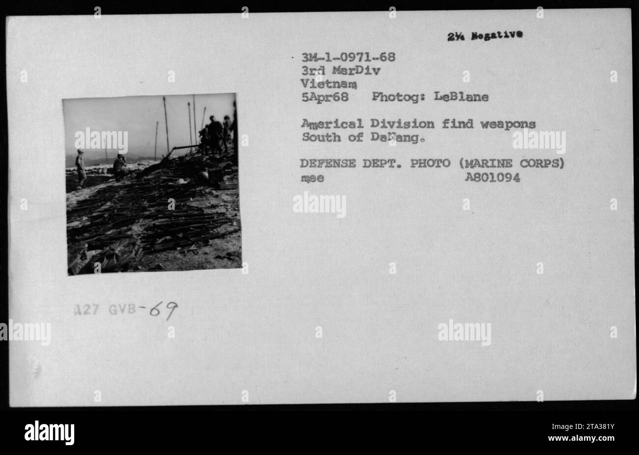 US-Marines von der Americal Division untersuchen am 5. April 1968 ein Gefangener Waffen südlich von da Nang in Vietnam. Das Foto, das der Fotograf LeBlane aufgenommen hat, ist ein Beweis für militärische Aktivitäten zu dieser Zeit. Stockfoto