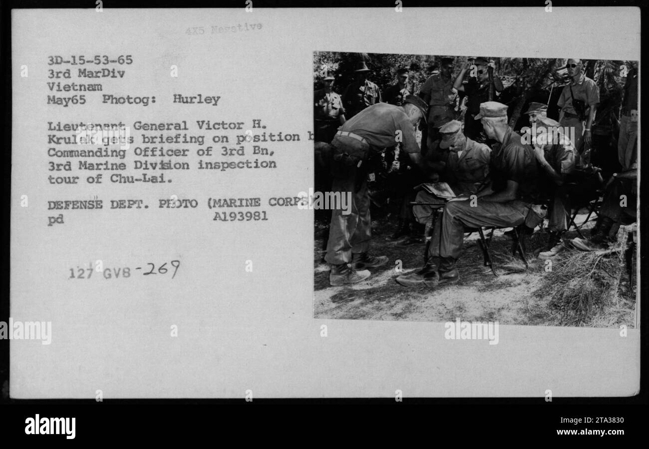 Generalleutnant Victor H. Krulak erhält während einer Inspektionsreise durch Chu-Lai in Vietnam im Mai 1965 ein Briefing über Position b vom Kommandanten der 3. BN, 3. Marine-Division. Dieses Bild zeigt Offiziere und Beamte, darunter Robert McNamara, Richard Nixon und Billy Graham, die über militärische Aktivitäten während des Vietnamkriegs diskutieren. Stockfoto