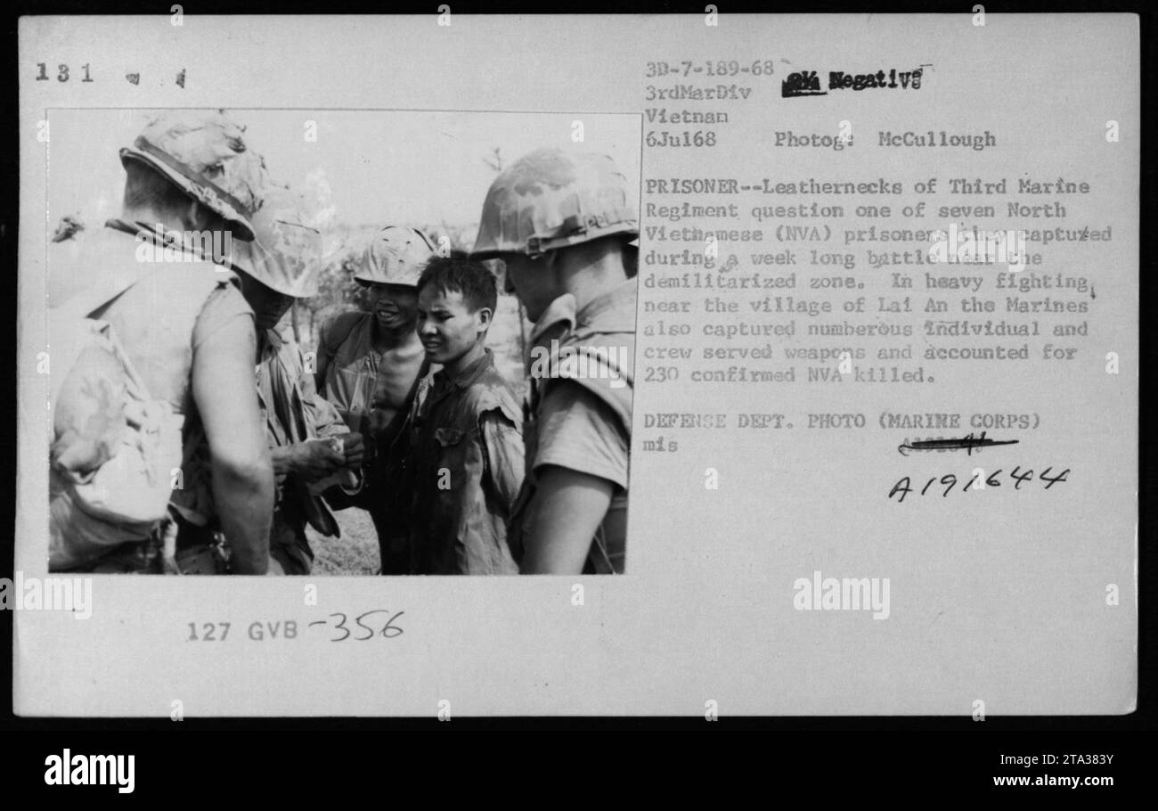 Auf diesem Foto, das am 6. Juli 1968 während des Vietnamkriegs aufgenommen wurde, verhören Leathernecks vom Dritten Marine-Regiment einen von sieben nordvietnamesischen Gefangenen, die sie in der Nähe der entmilitarisierten Zone nach einer einwöchigen Schlacht festnahmen. Zusätzlich beschlagnahmten die Marines zahlreiche Einzelpersonen und Besatzungsmitglieder und berichteten über 230 bestätigte NVA-Opfer. Das Foto wurde vom Fotografen McCullough aufgenommen und ist ein Foto des Verteidigungsministeriums aus dem Archiv des Marine Corps (Referenz: mis A191644). Stockfoto