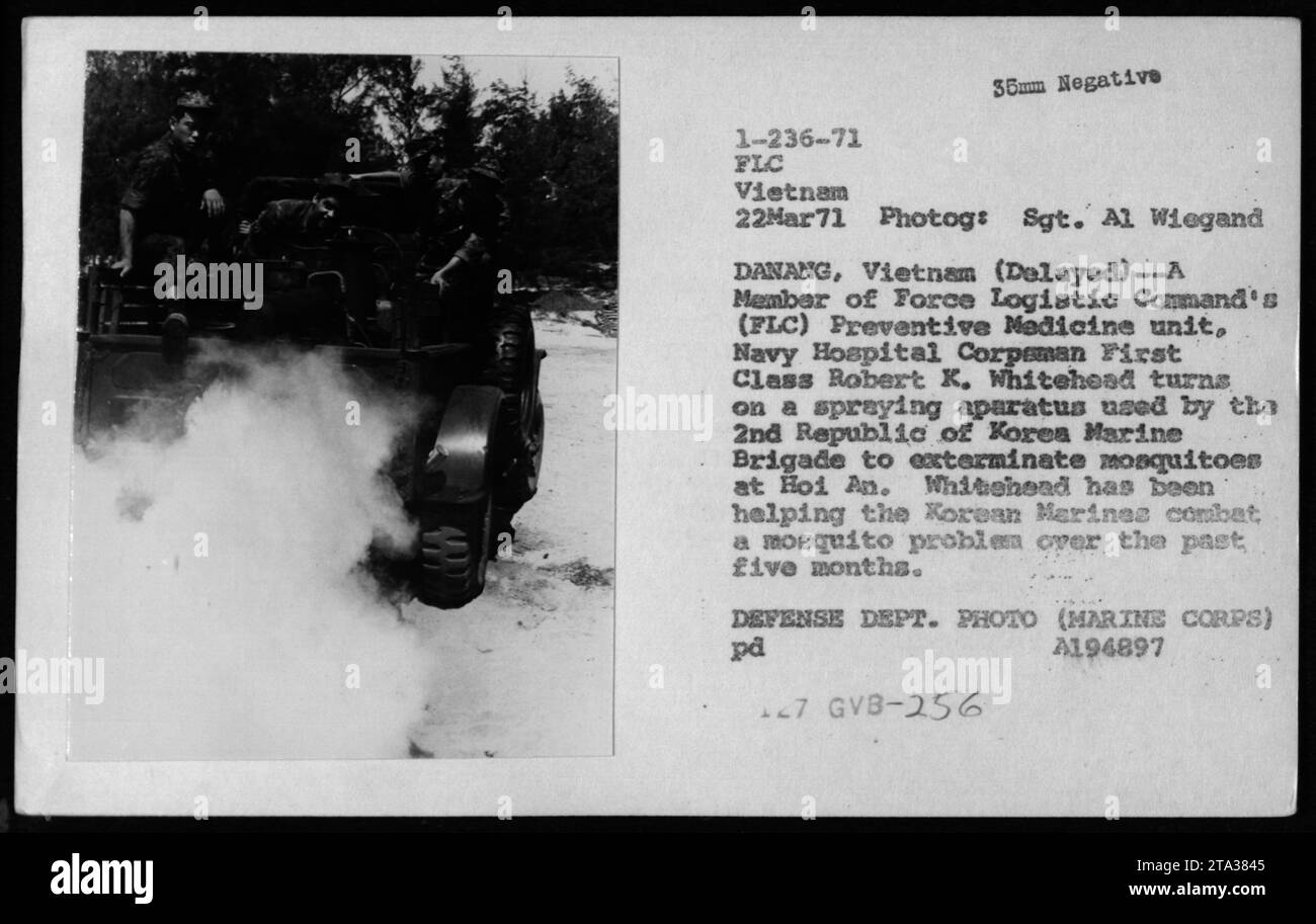 Am 22. März 1971 betreibt Robert K. Whitehead ein Sprühgerät zur Bekämpfung von Mücken in Hoi an, Vietnam, zusammen mit der 2. Marine Brigade der Republik Korea. Stockfoto