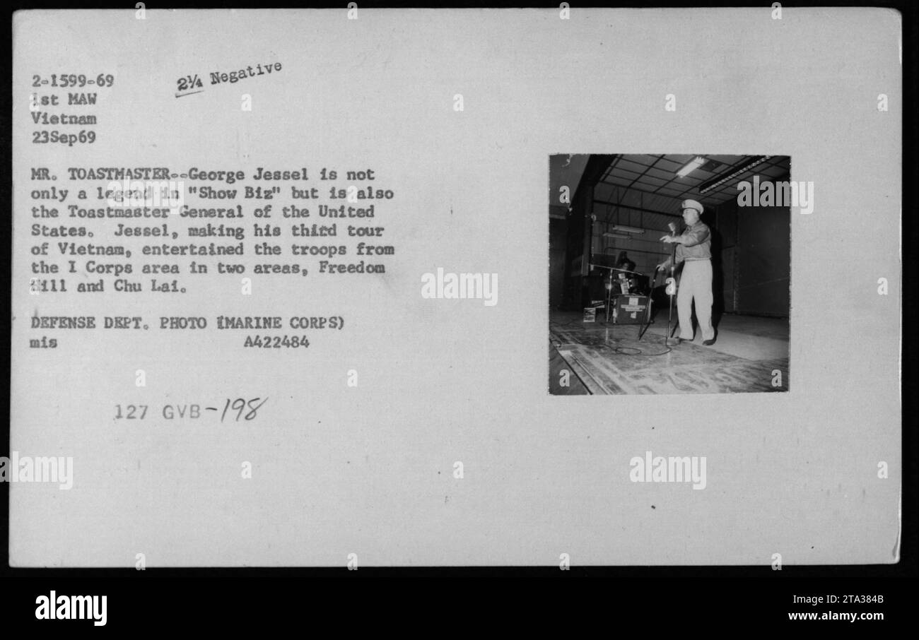 Der Entertainer George Jessel, auch bekannt als der Toastmaster General der Vereinigten Staaten, tritt für Truppen in der Gegend des I Corps in Vietnam auf. Dieses Foto wurde am 23. September 1969 während Jessels dritter Vietnam-Tour aufgenommen. Er unterhielt die Truppen auf dem Freedom Hill und Chu Lai. Stockfoto