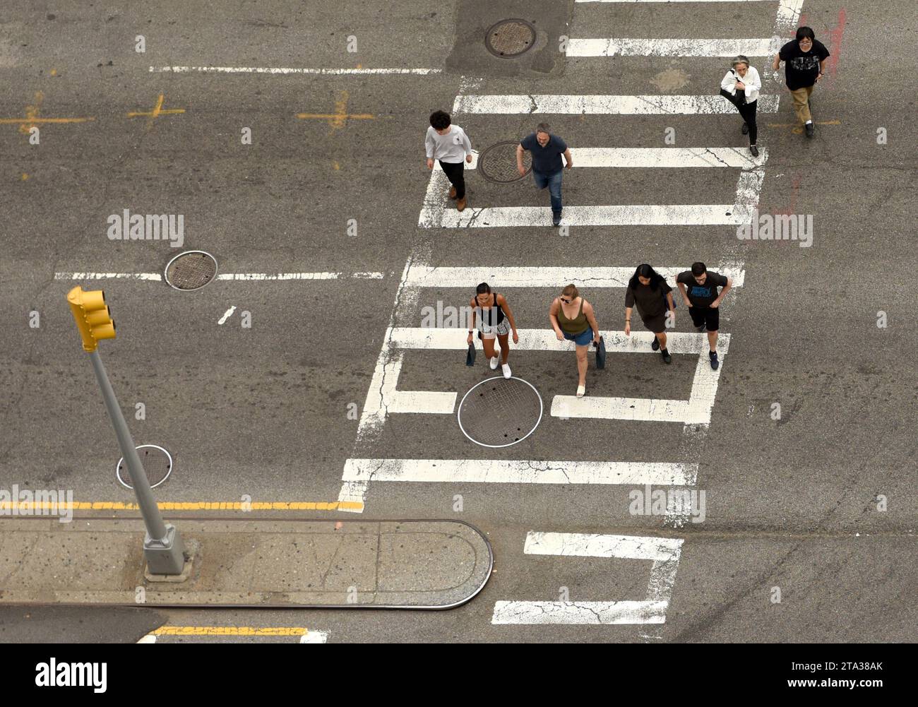 New York, USA - 9. Juni 2018: Menschen, die auf Zebrakreuzungen in New York laufen. Blick vom Wolkenkratzer auf die geschäftigen Straßen von New York. Stockfoto