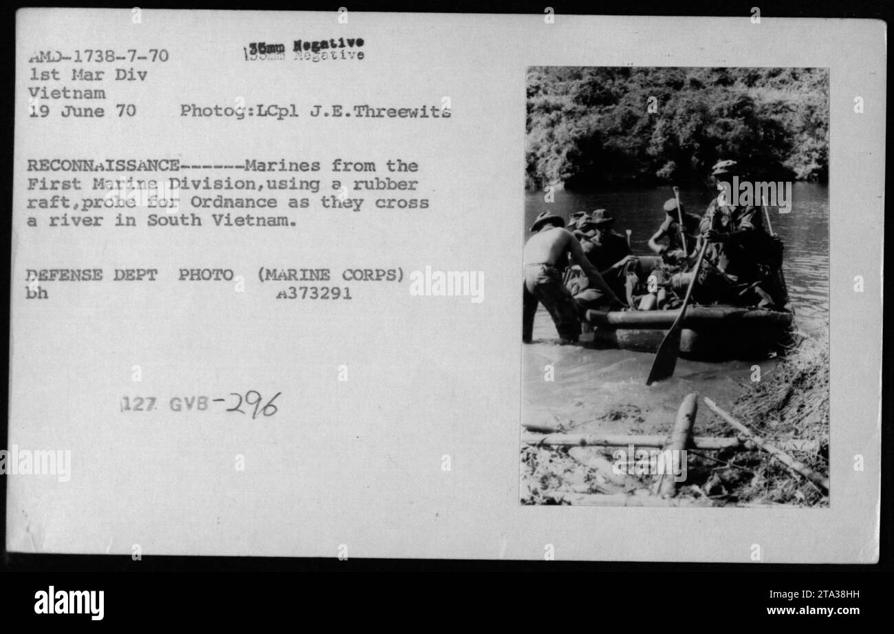 Soldaten der First Marine Division führen am 19. Juni 1970 eine Aufklärungsmission in Südvietnam durch. Mit einem Gummifloß überquert man einen Fluss und sucht nach Kampfmitteln. Dieses Foto des Verteidigungsministeriums, aufgenommen von LCpl J.E. Threewits, trägt die Nummer AMD-1738-7-70. Bildunterschrift: Aufklärung - 19. Juni 1970. Stockfoto