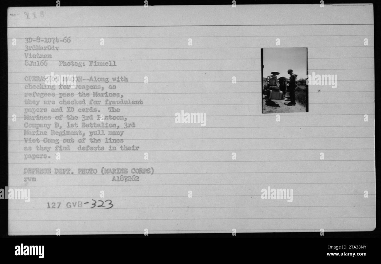 Marines des 3. Platoon, Kompanie D, 1. Bataillon, 3. Marine-Regiment, führen Waffen- und Identitätskontrollen von Flüchtlingen während der Operation Macon am 8. Juli 1966 durch und identifizierten mehrere vietnamesische Mitglieder. Stockfoto