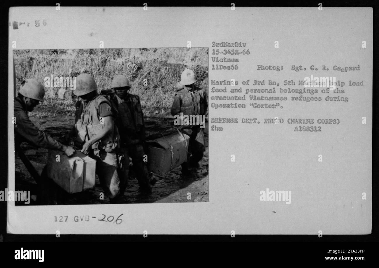 Die Marines unterstützen die Verladung von Nahrungsmitteln und Gegenständen vietnamesischer Flüchtlinge während der Operation Cortes am 11. Dezember 1966. Dieses Foto wurde von Sgt. G. R. Gepard aufgenommen und war Teil der Dokumentation der amerikanischen militärischen Aktivitäten während des Vietnamkriegs. VERTEIDIGUNGSABTEILUNG. FOTO (MARINE CORPS) SHU A168312. Stockfoto