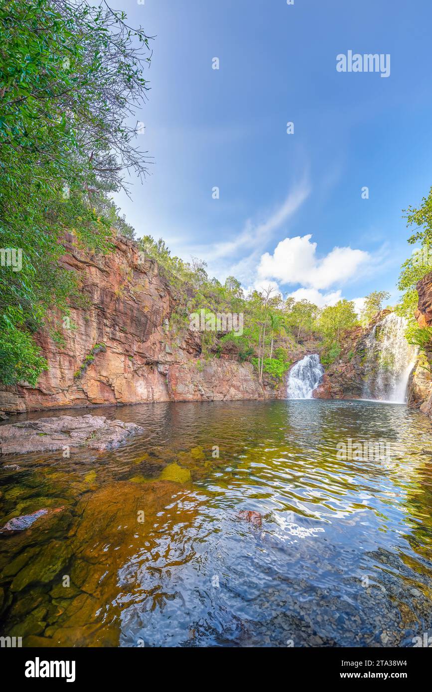 Darwin, Australien; 28. November 2023 - die Schwimmplätze an den Florence Falls gehören zu den meistbesuchten Touristenattraktionen im Litchfield National Park Stockfoto