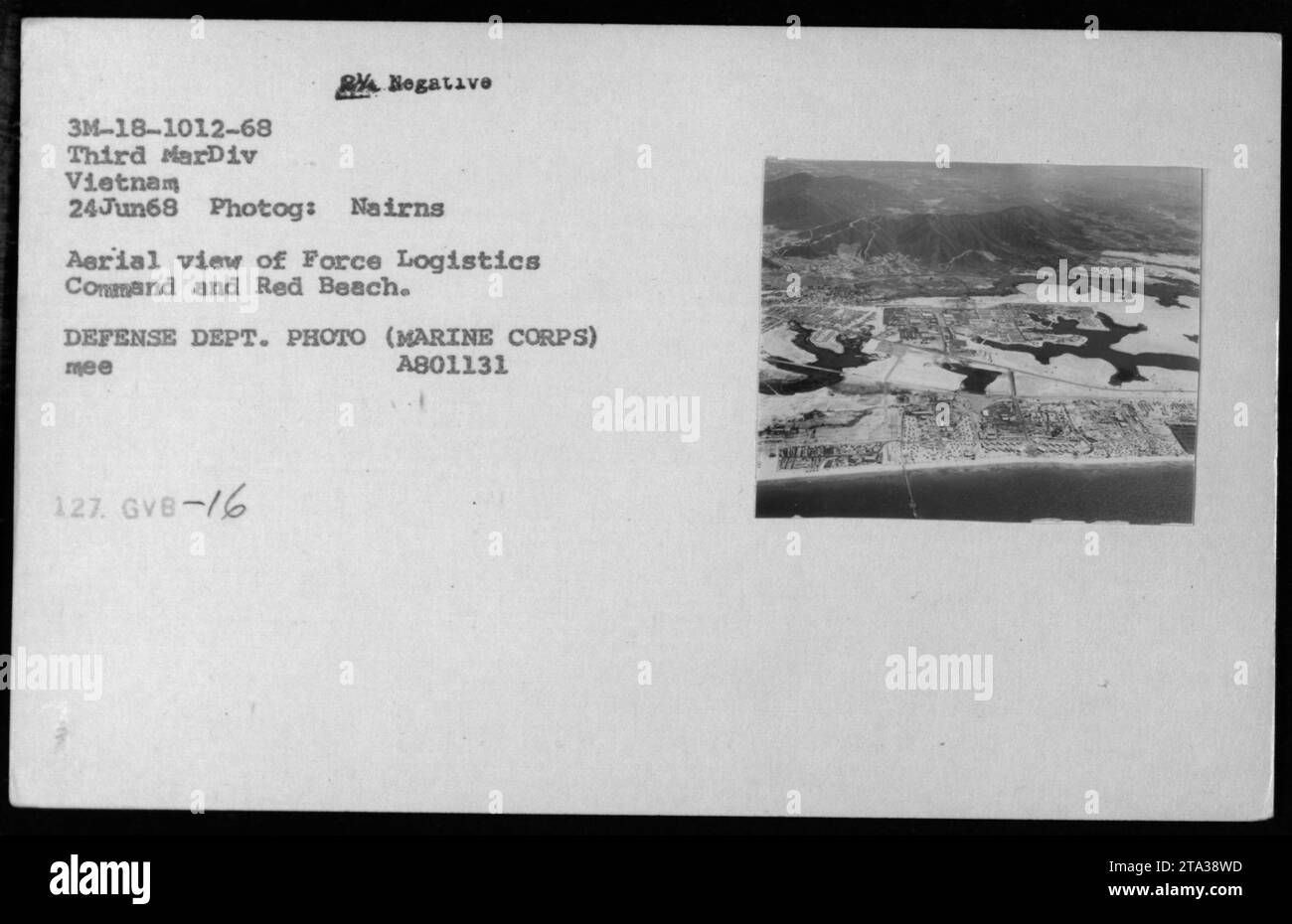 Luftaufnahme des Force Logistics Command und des Red Beach in Vietnam am 24. Juni 1968. Dieses Foto, aufgenommen von Nairns, zeigt das Layout und die Aktivitäten der Militärbasis während des Vietnamkriegs. Bildquelle: Verteidigungsabteilung Foto (Marine Corps) A801131. Stockfoto