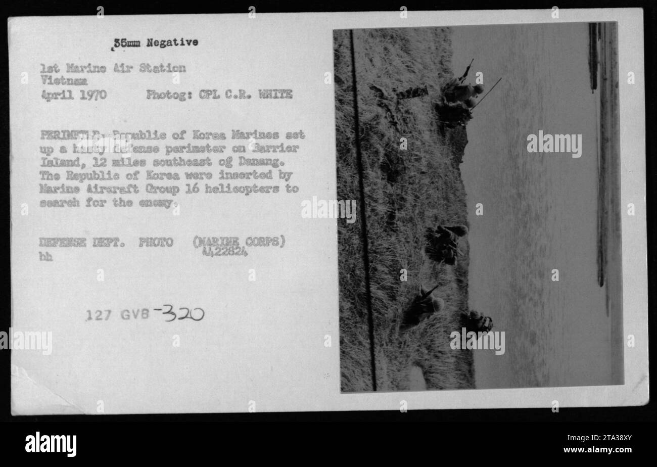ROK (Republik Korea) Marines errichteten im April 1970 einen voreiligen Verteidigungs-Perimeter auf Barrier Island, 12 Meilen südöstlich von Danang. Sie wurden von Hubschraubern der Marine Aircraft Group 16 eingesetzt, um den Feind zu suchen. Das Foto, aufgenommen von CPL C.R. WHITE, ist ein offizielles Foto des Verteidigungsministeriums. Stockfoto