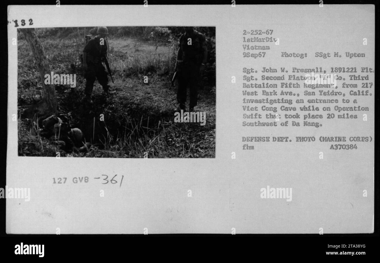Marineschützer John W. Presnall untersucht einen Eingang zu einer Viet Cong Höhle während der Operation Swift, 32 Meilen südwestlich von da Nang, Vietnam, am 9. September 1967. Das Bild zeigt das gefährliche und klaustrophobische Gelände, mit dem amerikanische Soldaten während des Vietnamkriegs konfrontiert waren.“ Stockfoto