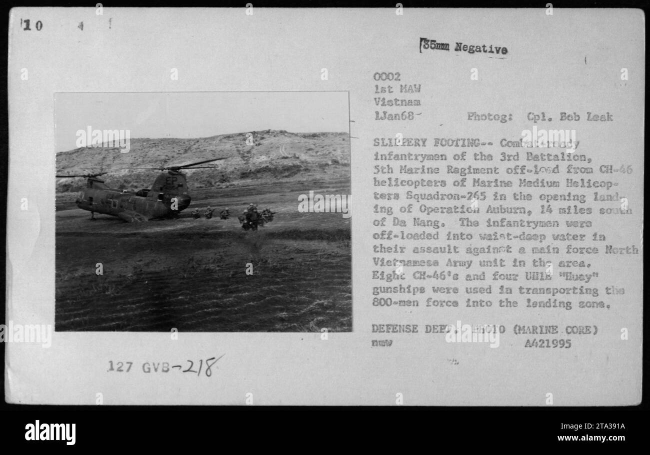 Am 1. Januar 1968 wurden kampfbereite Infanteristen des 3. Bataillons, 5. Marine-Regiment, von CH-46 Hubschraubern der mittleren Marine Helicopter Squadron-265 14 Meilen südlich von da Nang während der Operation Auburn abgeladen, die durch hüfttiefes Wasser waten, um eine nordvietnamesische Armee-Einheit anzugreifen, die von acht CH-46 und vier UH-1E Huey-Kanonenschiffen wurde. Stockfoto