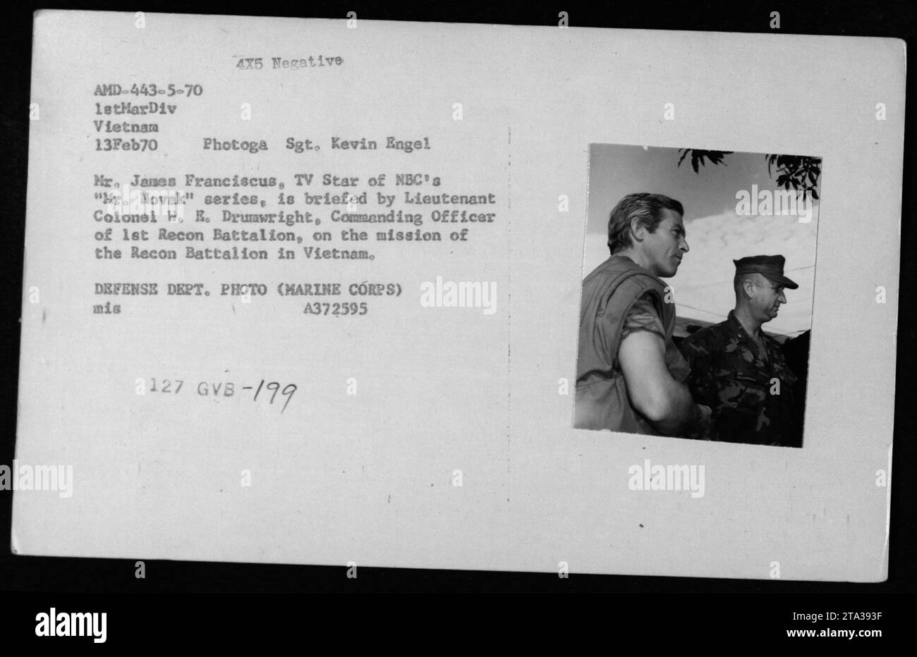 James Franciscus, Star der NBC-Serie Mr. Novak, wurde von Oberstleutnant W. E. Drumwright, Kommandant des 1. Aufklärungsbataillons, über ihre Mission in Vietnam informiert. Dieses Foto wurde am 13. Februar 1970 während des Vietnamkrieges aufgenommen. Stockfoto
