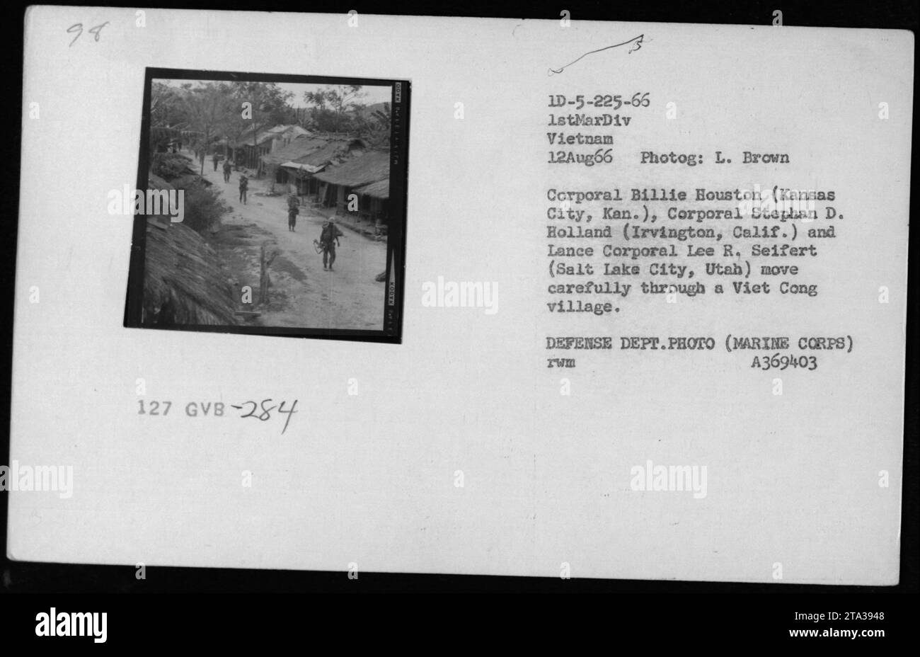 Marines der 1. Marine-Division werden am 12. August 1966 während des Vietnamkriegs durch ein Dorf der Viet Cong patrouilliert. Zu den gezeigten Marines gehören Corporal Billie Houston aus Kansas City, Corporal Stephan D. Holland aus Irvington und Lance Corporal Lee R. Seifert aus Salt Lake City. VERTEIDIGUNGSDEPOT.FOTO (MARINEKORPS) A369403 RWM Stockfoto