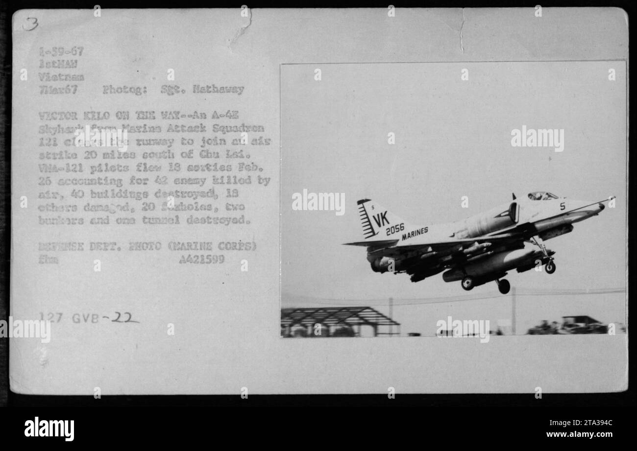 A-4 Skyhawk-Flugzeuge der Marine Attack Squadron 121, die die Landebahn freimachen, um an einer Luftangriffsmission teilzunehmen, die 20 Meilen südlich von Chu Lai liegt. Die Geschwader flog am 26. Februar 18 Operationen, was zu 42 Feinden tötete, 40 Gebäude zerstörte, 19 weitere zerstörte, 20 Fuchslöcher, zwei Bunker und einem Tunnel zerstörte. Foto am 7. März 1967 von Sgt. Hathaway. Stockfoto
