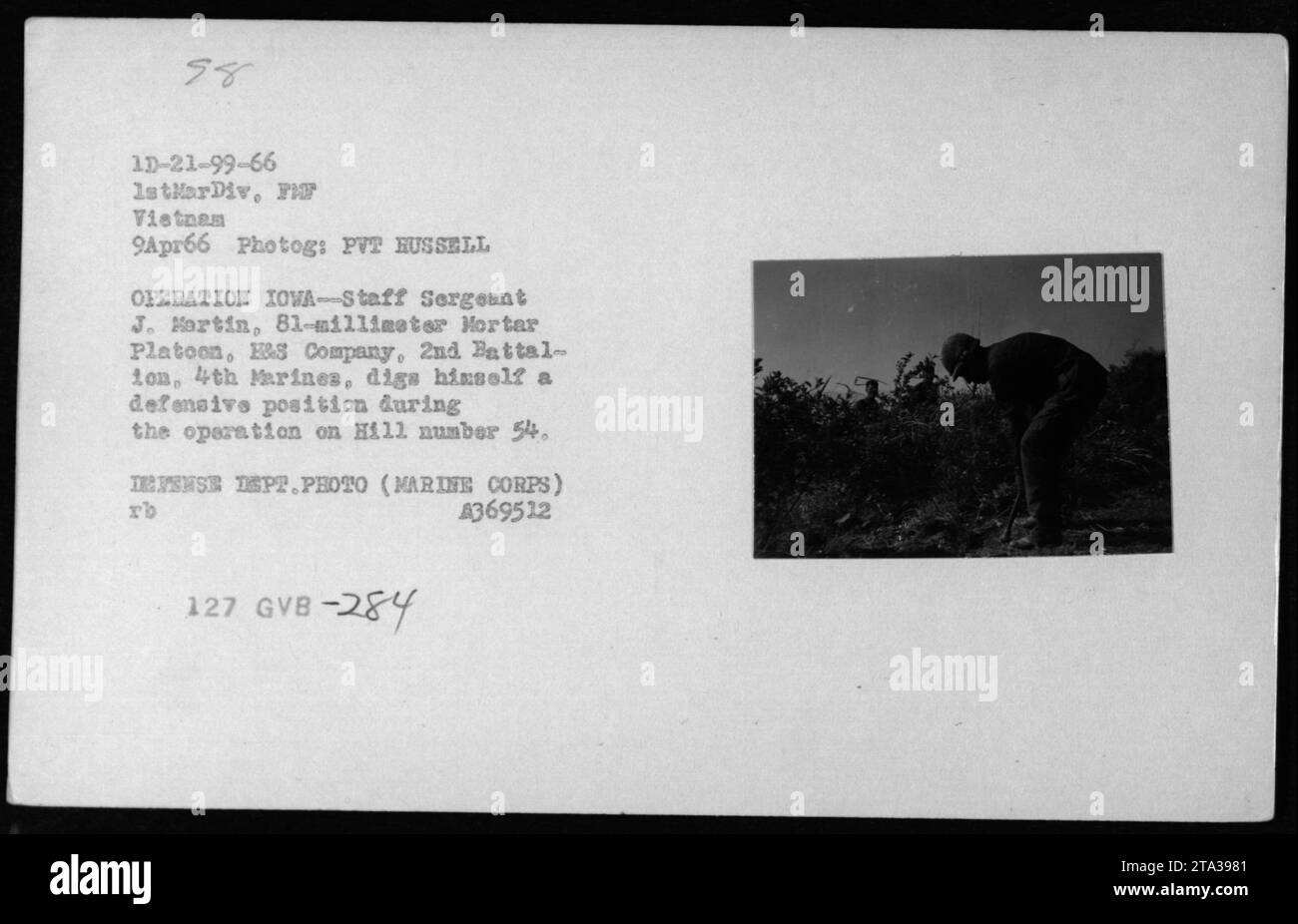 Staff Sergeant J. Kartin, 81-Millimeter-Mörserzug, E&S Company, 2. Bataillon, 4. Marines, er begräbt eine Verteidigungsposition auf Hill Nummer 54 während der Operation Iowa am 9. April 1966. Dieses Foto zeigt einen Moment von Patrouillen der 1. Marine Division in Vietnam." Stockfoto
