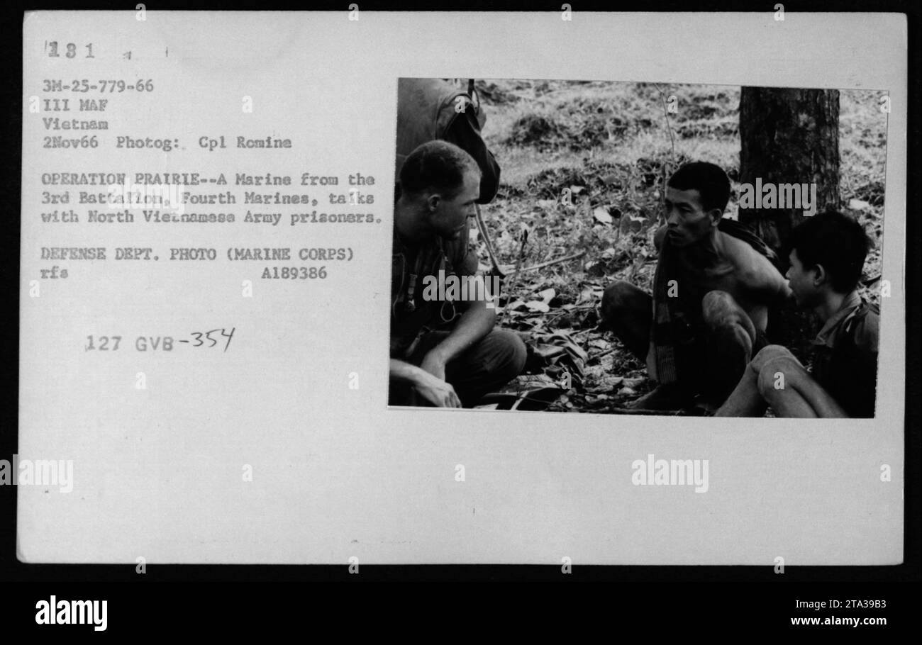 Ein Marine des 3. Bataillons, Vierte Marines, diskutierte und überwachte nordvietnamesische Armeeangehörige während der Operation Prairie. Dieses Foto wurde am 2. November 1966 in Vietnam aufgenommen. Es ist ein offizielles Foto des Verteidigungsministeriums vom Marine Corps. Bildunterschrift: Ein Marine unterhält sich mit NVA-Gefangenen während militärischer Operationen. Stockfoto