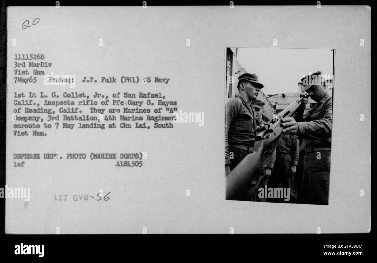 1st L.G. Collet Jr. inspiziert das Gewehr von Pre Gary G. Hayes an Bord eines Schiffes der US Navy auf dem Weg zu einer Landung in Chu Lai, Südvietnam, am 7. Mai 1965. Das Foto dokumentiert die militärischen Aktivitäten der USA während des Vietnamkrieges. Stockfoto