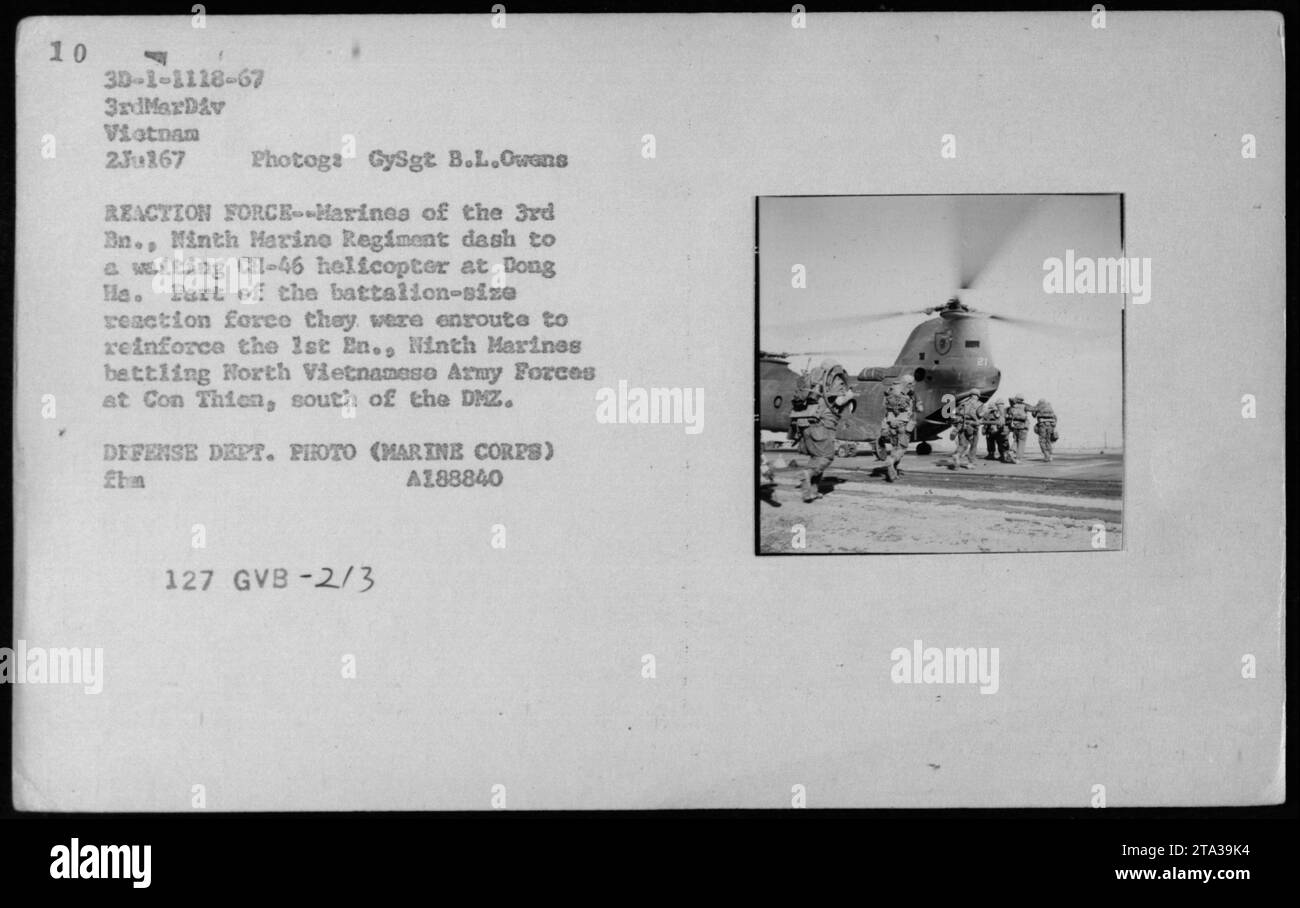 Marines vom 3. BN. 9. Marine-Regiment stürmen am 2. Juli 1967 zu einem CH-46 Hubschrauber in Dong Ha. Sie waren Teil einer Einsatztruppe, die die 1. EN., 9. Marine in ihrem Kampf gegen die nordvietnamesischen Streitkräfte bei Con Thien, südlich der DMZ, unterstützen sollte. Dieses Foto des Verteidigungsministeriums (Marine Corps) ist als A188840 katalogisiert. Stockfoto