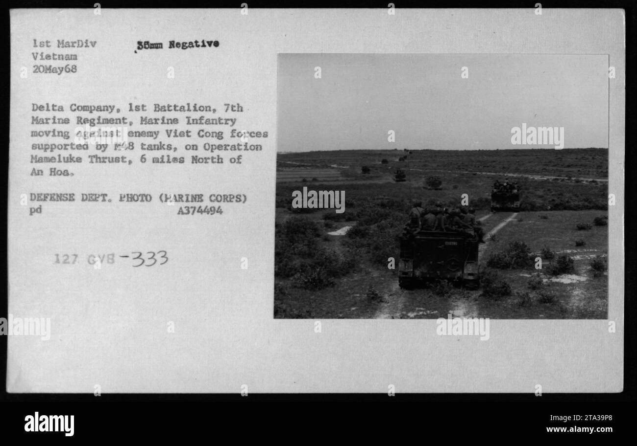 Die Marines des 1. Bataillons, 7. Marine-Regiment, bewegten sich am 20. Mai 1968 mit M48-Panzern während der Operation Mameluke Thrust, 6 Meilen nördlich von an Hoa, Vietnam. Stockfoto