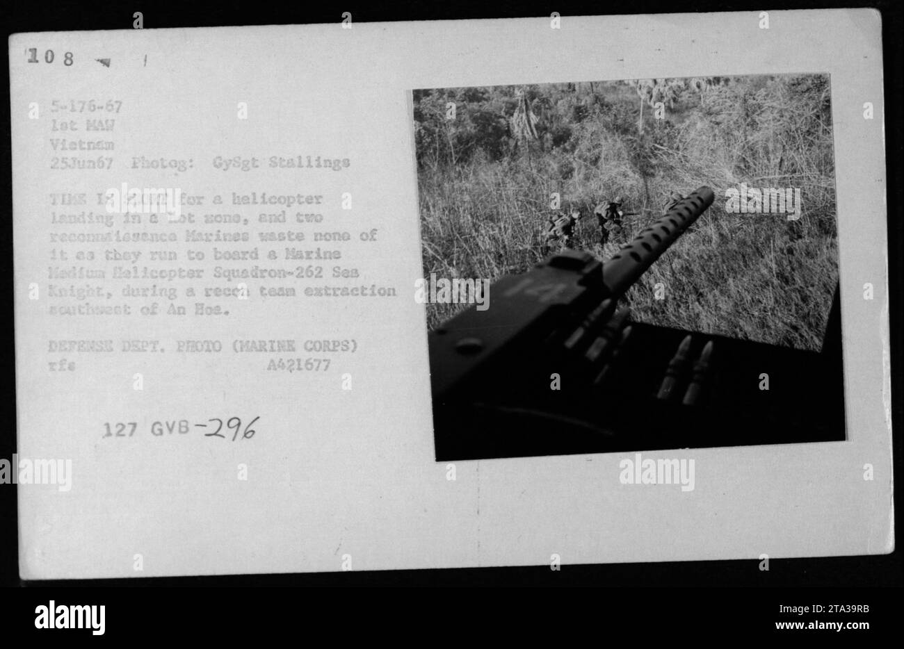 Zwei US-Marine-Aufklärungsmarines besteigen einen Marine-Hodfun-Hubschrauber während eines Aufklärungsteams am 25. Juni 1967 südwestlich von an Hoe, Vietnam, fotografiert von GySgt Stallings. Stockfoto
