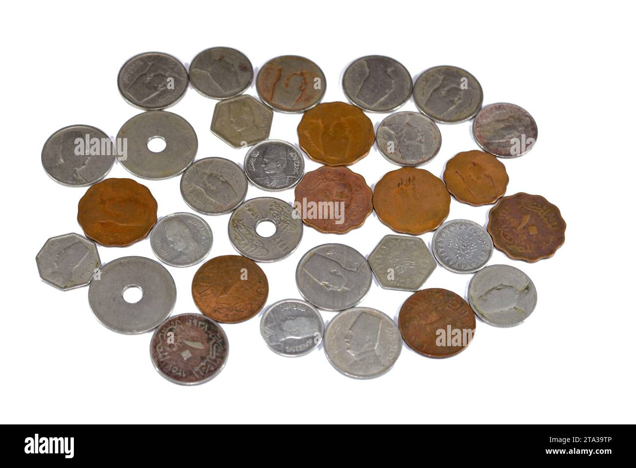 Alte ägyptische Münzen aus der Ära des Königreichs Ägypten und Sudan zu verschiedenen Zeiten und Werten, Hintergrund der alten ägyptischen Milliemünzen und pia Stockfoto