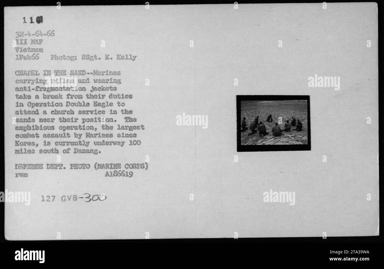 Die Marines, die an der Operation Double Eagle (1966) teilnehmen, nehmen an einem Gottesdienst im Sand in der Nähe ihrer Position südlich von Danang teil, während sie bewaffnet sind und Anti-Fragmentierung-Jacken tragen, und nehmen sich einen Moment zur religiösen Begehung. Stockfoto