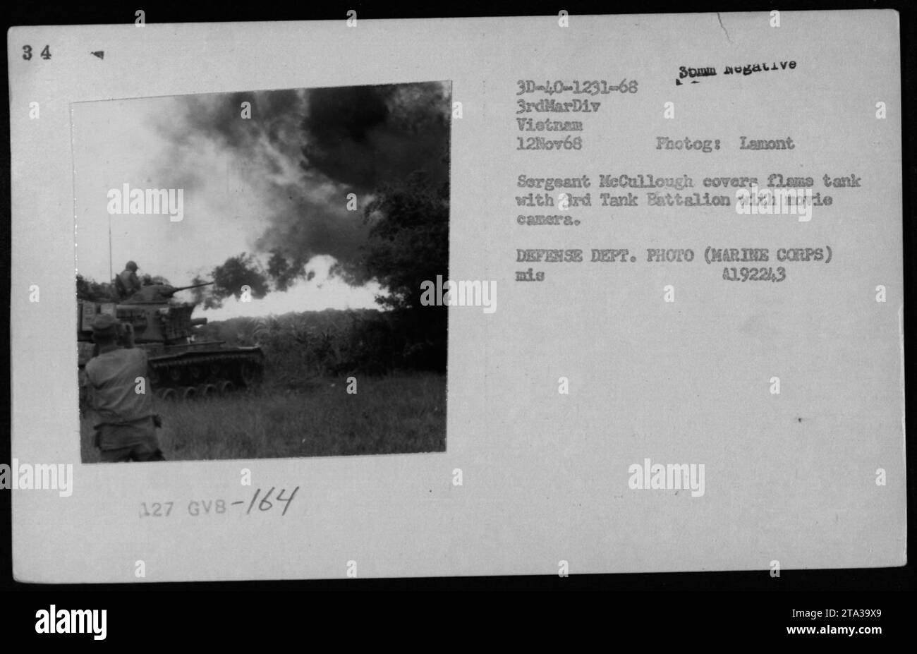 Marine Corps Sergeant McCullough deckt einen Flammentank mit einer Filmkamera während der Militäroperationen in Vietnam am 12. November 1968 ab. Dieses Foto wurde vom Kampffotografen Larry Burrows für Time/Life aufgenommen. McCullough war Mitglied der 3. Marine Division. Das Bild zeigt das Panzerbataillon in Aktion. Stockfoto